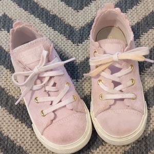 🌸Pink suede scalloped Converse